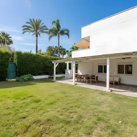 Exclusive Ground Floor With Large Garden In Puerto Banús * Marbella
