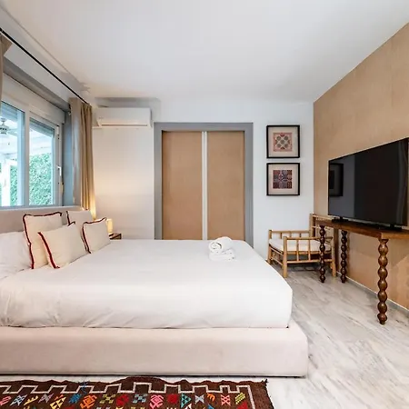 Exclusive Ground Floor With Large Garden In Puerto Banus דירה