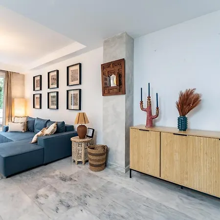 Exclusive Ground Floor With Large Garden In Puerto Banus 马尔韦利亚