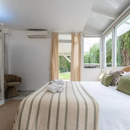 Exclusive Ground Floor With Large Garden In Puerto Banus *