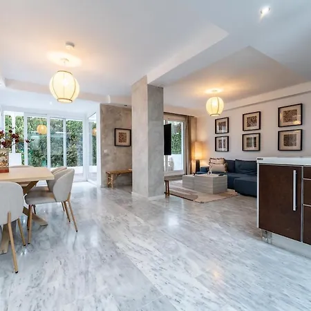 Apartment Exclusive Ground Floor With Large Garden In Puerto Banús Marbella