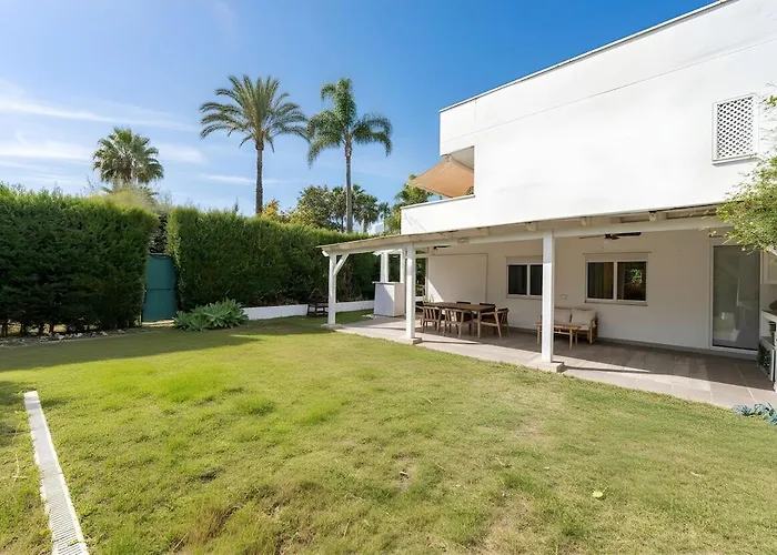 Exclusive Ground Floor With Large Garden In Puerto Banus * Marbella