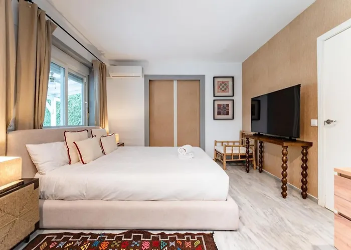 Exclusive Ground Floor With Large Garden In Puerto Banus דירה