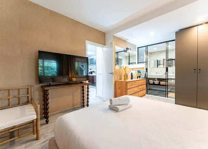 Exclusive Ground Floor With Large Garden In Puerto Banus 马尔韦利亚