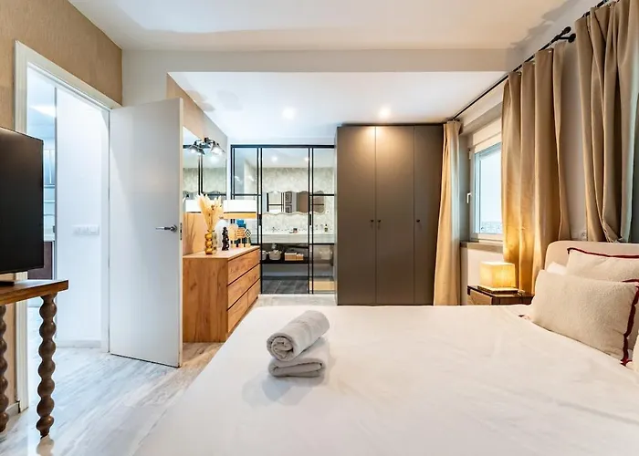 Exclusive Ground Floor With Large Garden In Puerto Banus 马尔韦利亚