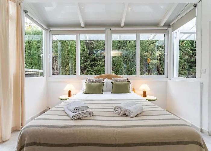 Exclusive Ground Floor With Large Garden In Puerto Banus 马尔韦利亚