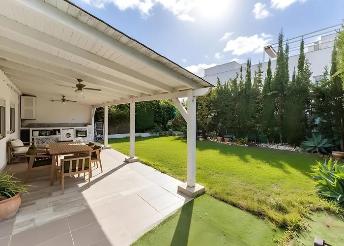 Exclusive Ground Floor With Large Garden In Puerto Banus 마르베야