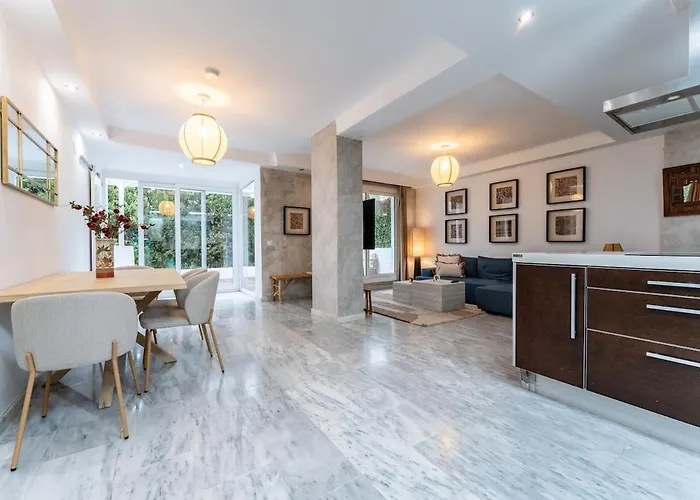 아파트 Exclusive Ground Floor With Large Garden In Puerto Banus 마르베야