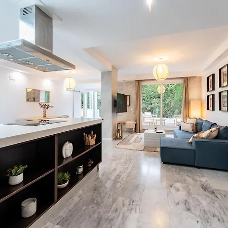 Exclusive Ground Floor With Large Garden In Puerto Banus *